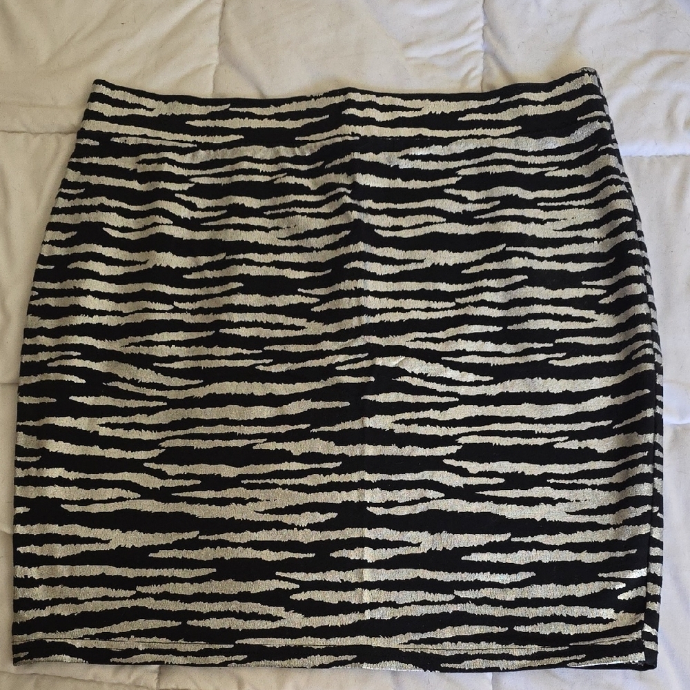 Forever 21 Silver and Black Metallic Zebra Print  Mini Skirt Size 1X